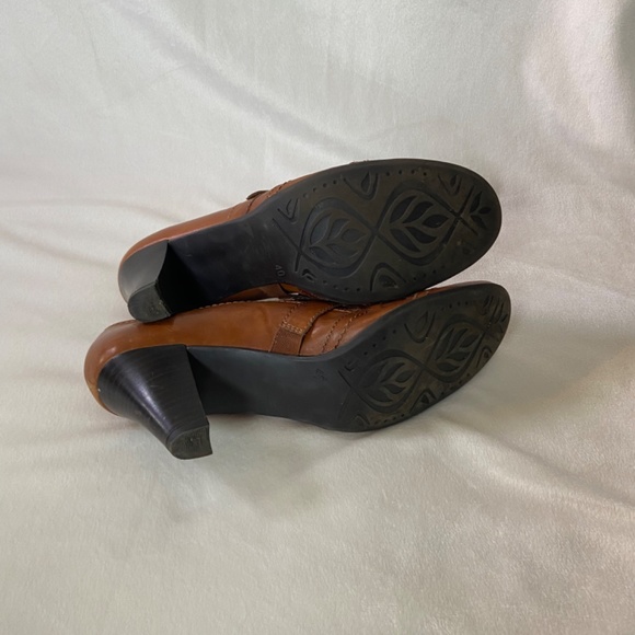 Leather Heels with stitching detail - Picture 8 of 8